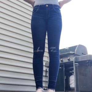 Ripped skinny jeans raw hem